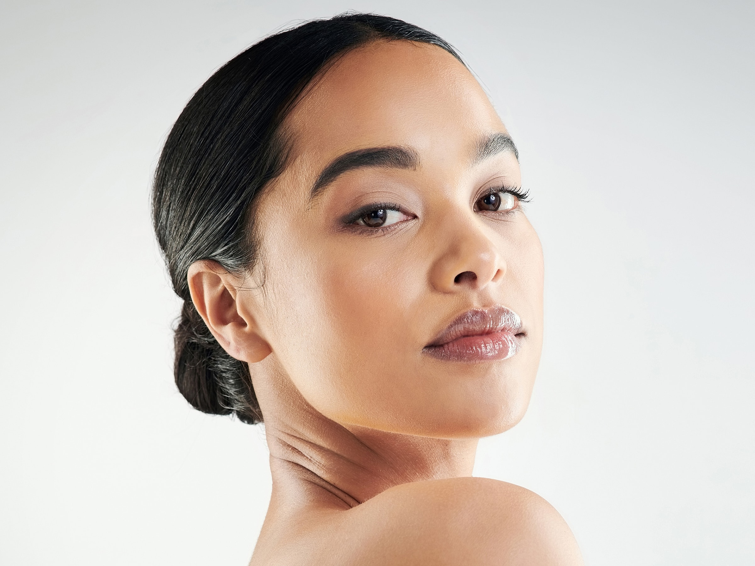 Portrait of a woman with modern elegance.